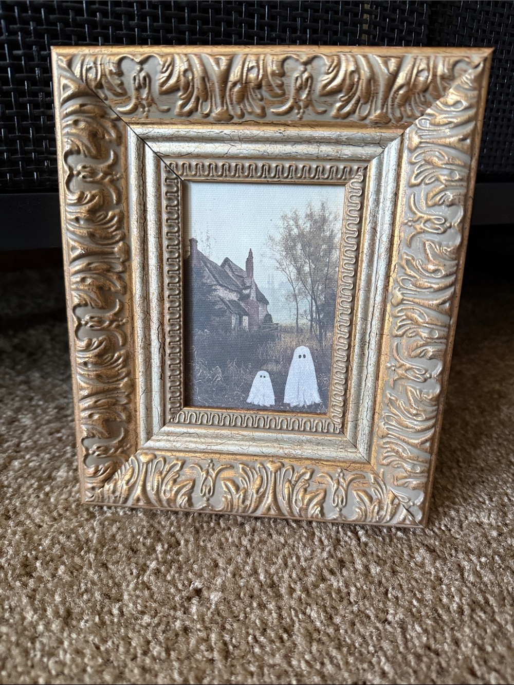 Ghost painting Frame with Vintage Detail - Gold